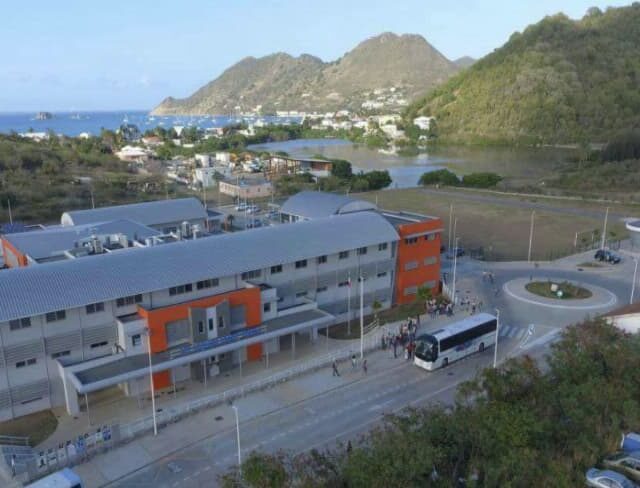 Intervention auprès des jeunes filles                      du Lycée Robert Weinum de St Martin